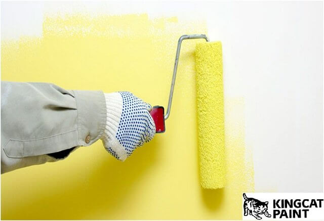 Sơn lớp sơn phủ là bước cuối cùng trong các bước tự sơn nhà