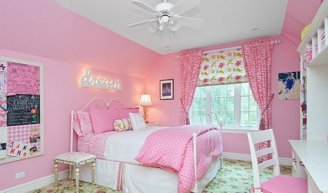 Phối tường màu hồng và trần nhà màu trắng