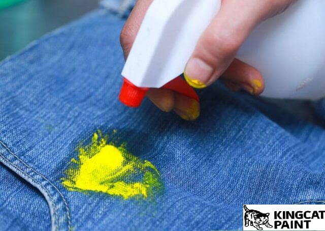 Sử dụng dung dịch kiềm để tẩy vết sơn trên quần áo