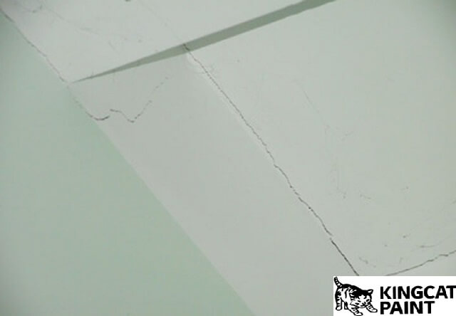 nên khắc phục các vết rạn nứt trên cổ trần nhà trước khi chống thấm