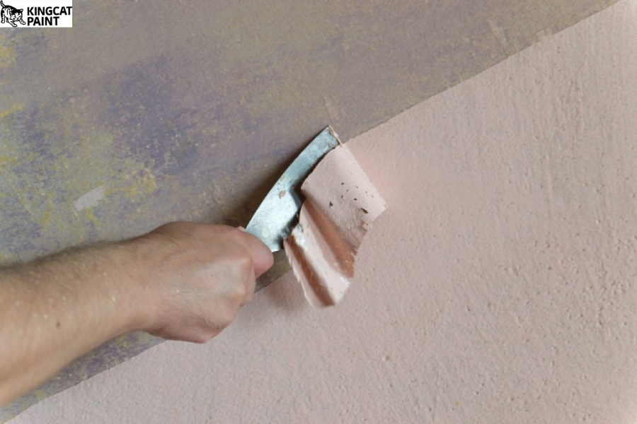 Cạo sạch tường cũ trước khi thi công sơn mới